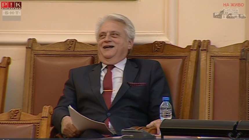 МАРАТОН ИЗ ПАРЛАМЕНТА: Бойко Рашков бяга от журналистите (ВИДЕО)