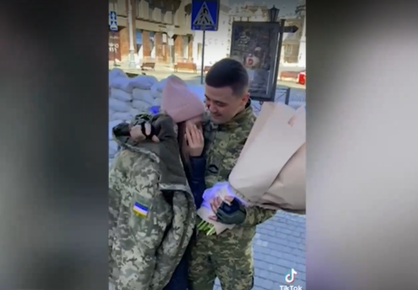 Украински войник предложи брак на приятелката си.Видео, публикувано в социалните