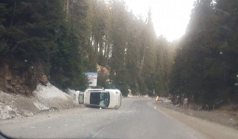 ИЗВЪНРЕДНО: Кола се обърна на пътя за Пампорово