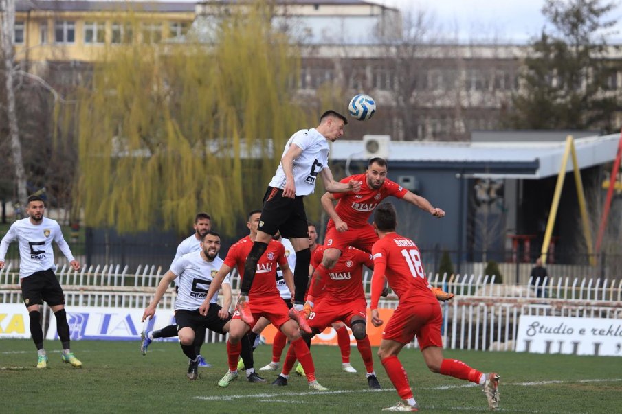 В КОСОВО: Хулигани нахлуха на терена и наритаха вратар в главата (ВИДЕО)