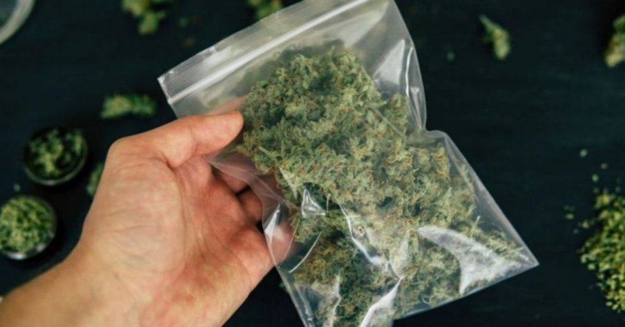 Мъж от Ямбол изхвърли плик марихуана при проверка в Бургас