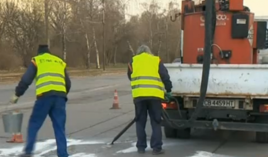 Започна запълването на пукнатини и кърпенето на дупки в София