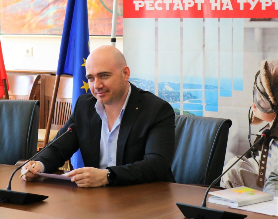 Шефът на комисията по туризъм от „Продължаваме промяната” е в конфликт на интереси