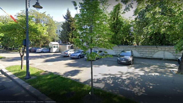 ИЗВЪНРЕДНО: Мъж се вряза с колата си в руското посолство в Букурещ и се самозапали