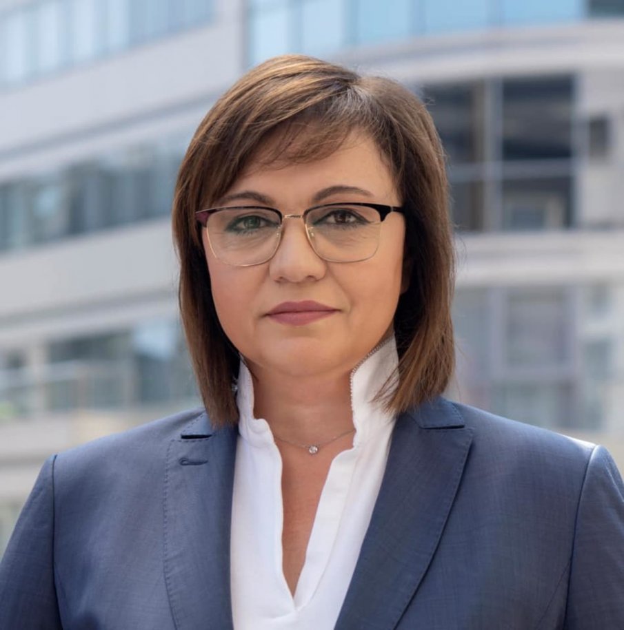 САМО В ПИК И РЕТРО: Корнелия Нинова си опъва бръчките за 5 бона (СНИМКИ)