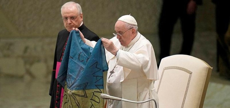 Папа Франциск целуна украинското знаме и осъди клането в Буча