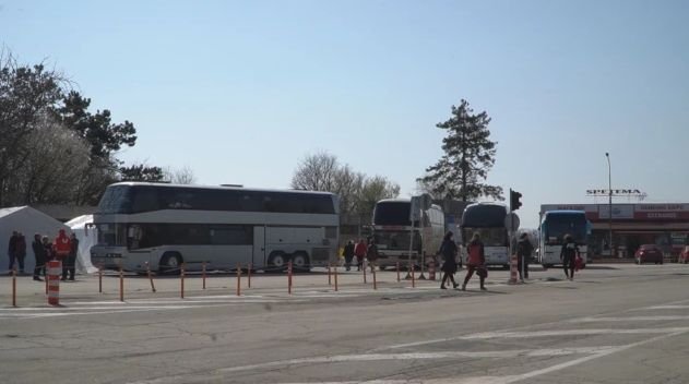 Струпване на автобуси с бежанци на „Дуранкулак“