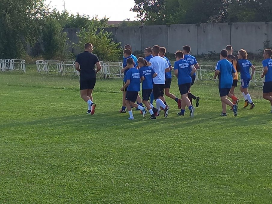 Стилиян Петров тренира деца в Монтана