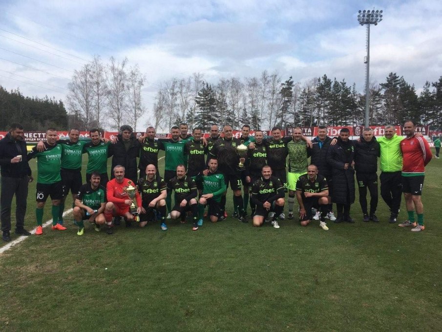 Бойко Борисов вдигна купата - Витоша (Бистрица) победи Пирин при ветераните (СНИМКИ)