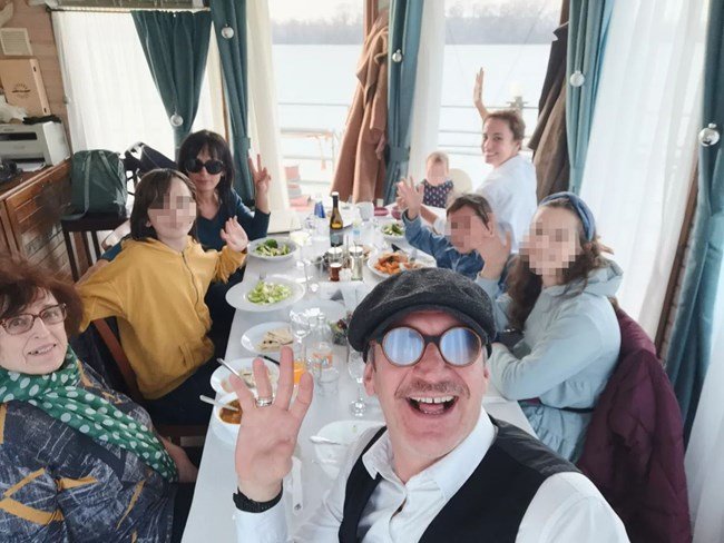 Деян Донков заживява в комуна на село