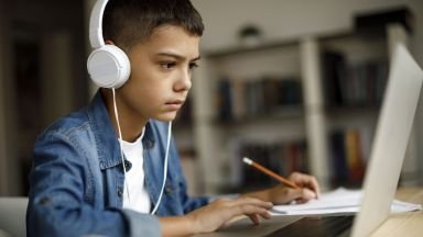 МОН пуска електронни образователни платформи