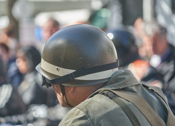 Изпращаме за Украйна 2000 каски и 2000 бронежилетки