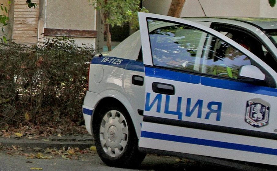 Кола се заби в къща във Видинско и избяга