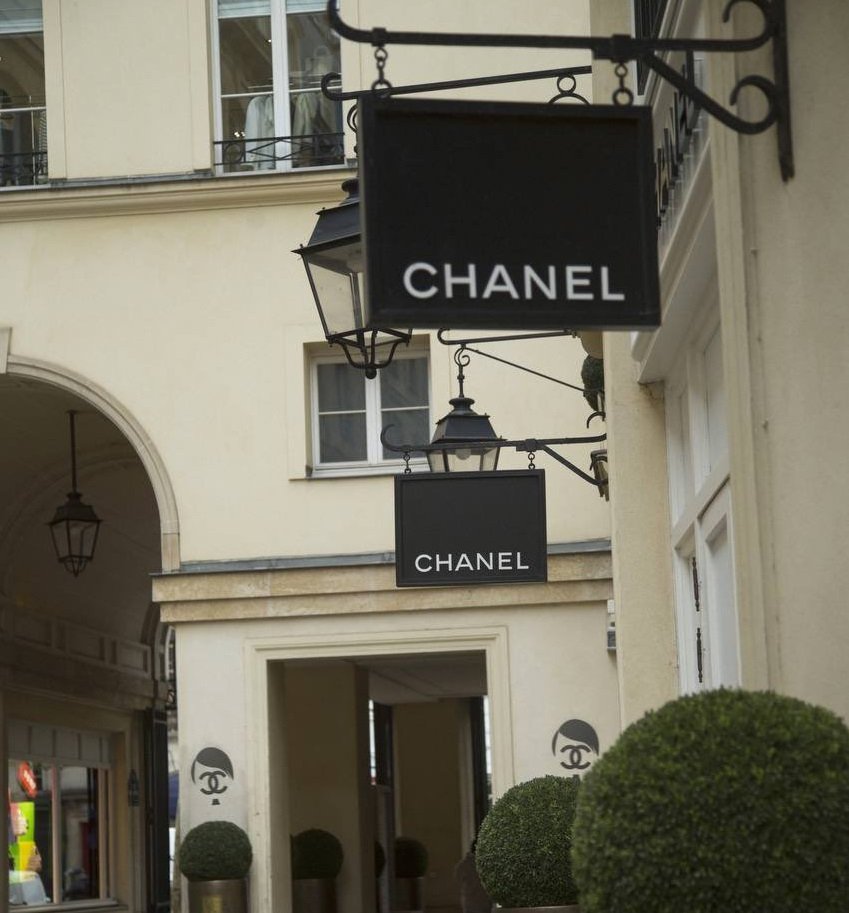 Налепиха бутиците на Шанел в Париж със стикери с образа на Хитлер