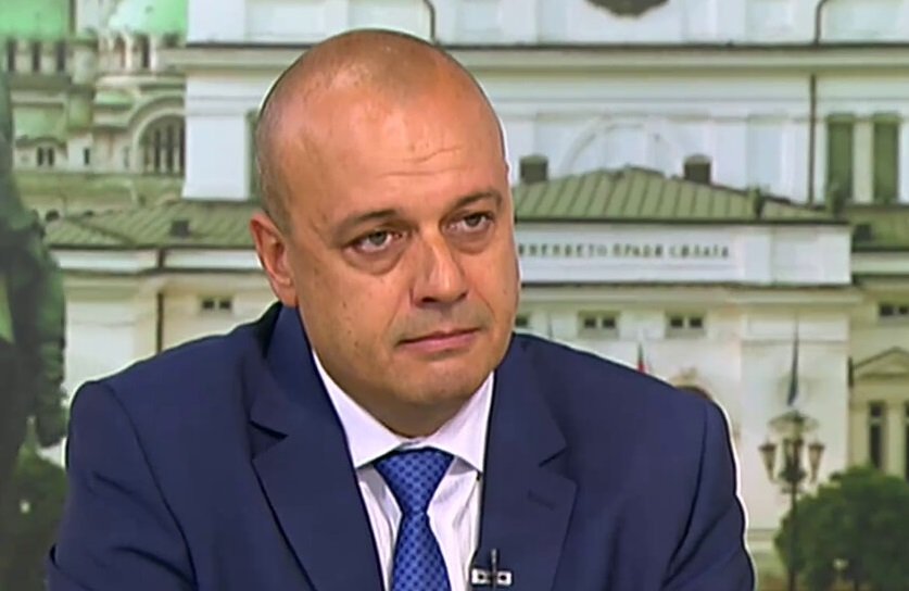 Щели да намаляват администрацията?! Министърът на туризма си открива още 20 щата