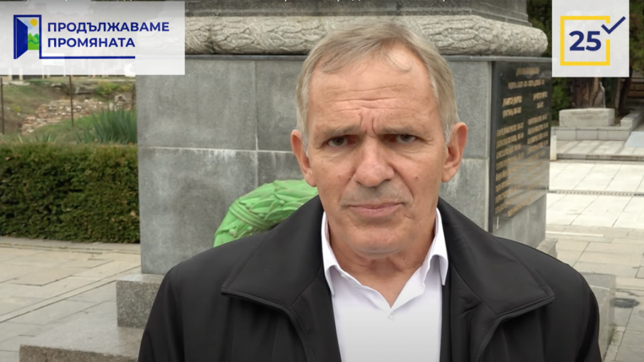 САМО В ПИК И РЕТРО: Депутат от „Продължаваме промяната” с 8 самолета (СНИМКИ)