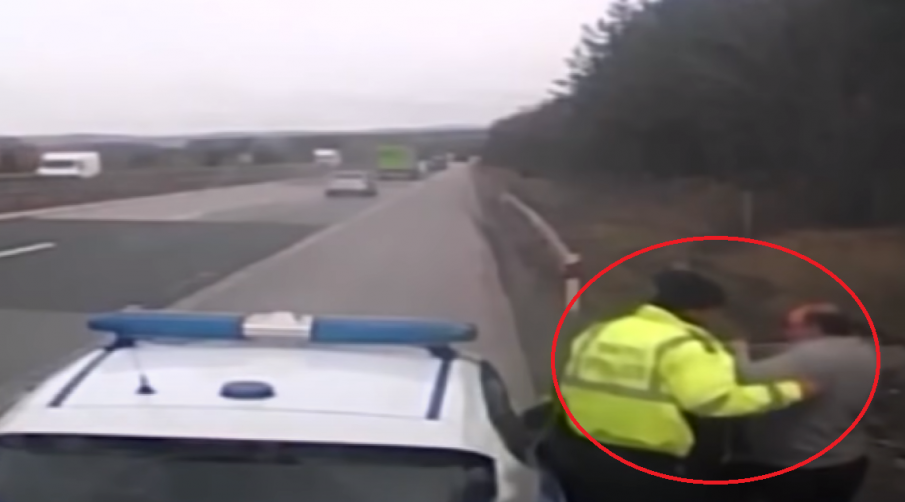 СКАНДАЛНО: Български полицай заби шамар на турски тираджия (ВИДЕО)