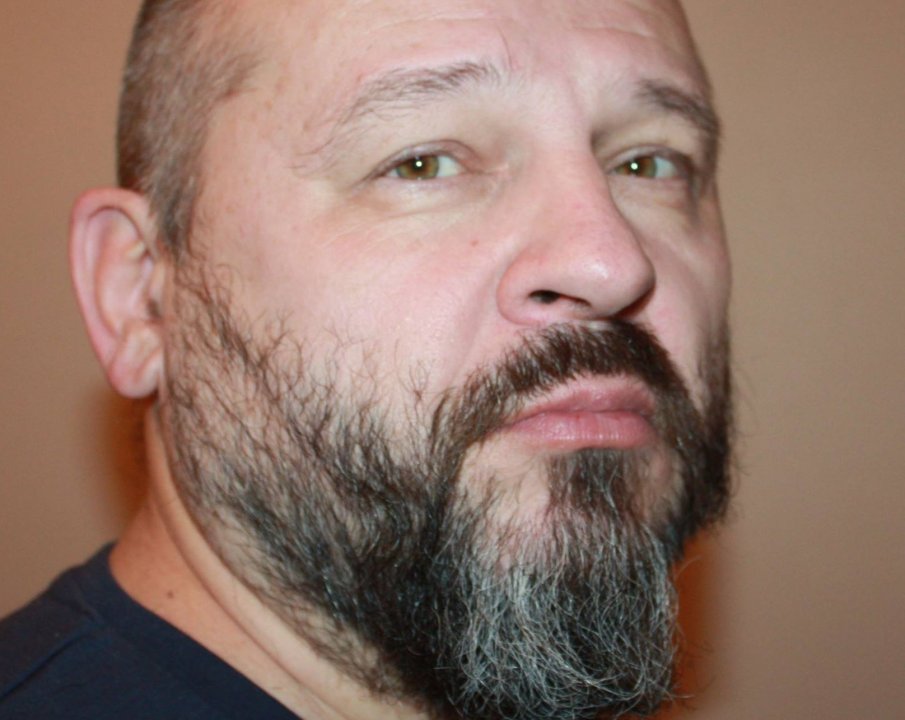 Известен руски карикатурист, критик на Путин, напусна Русия, в България е