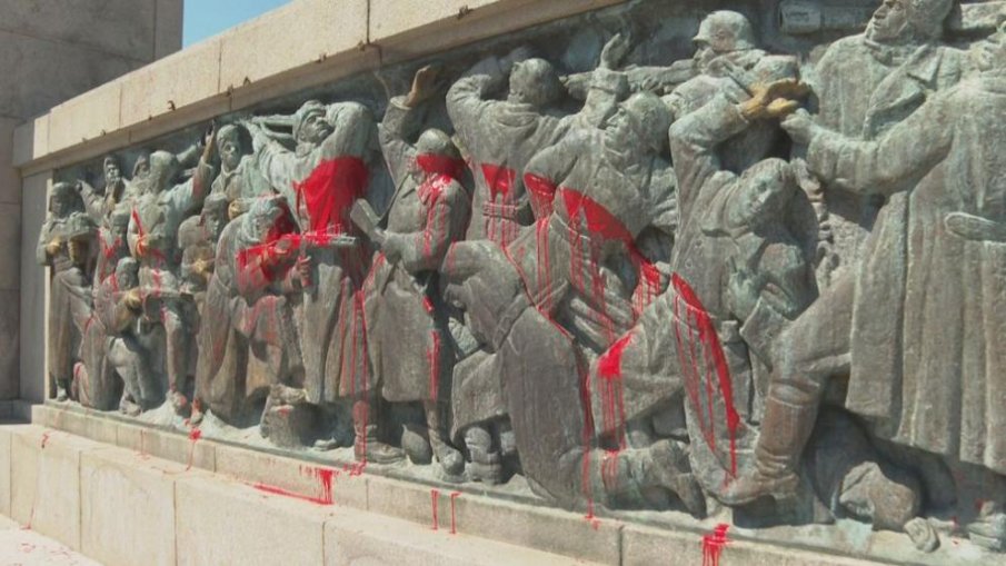 Пак поляха Альошата в Бургас с червена боя (СНИМКИ)