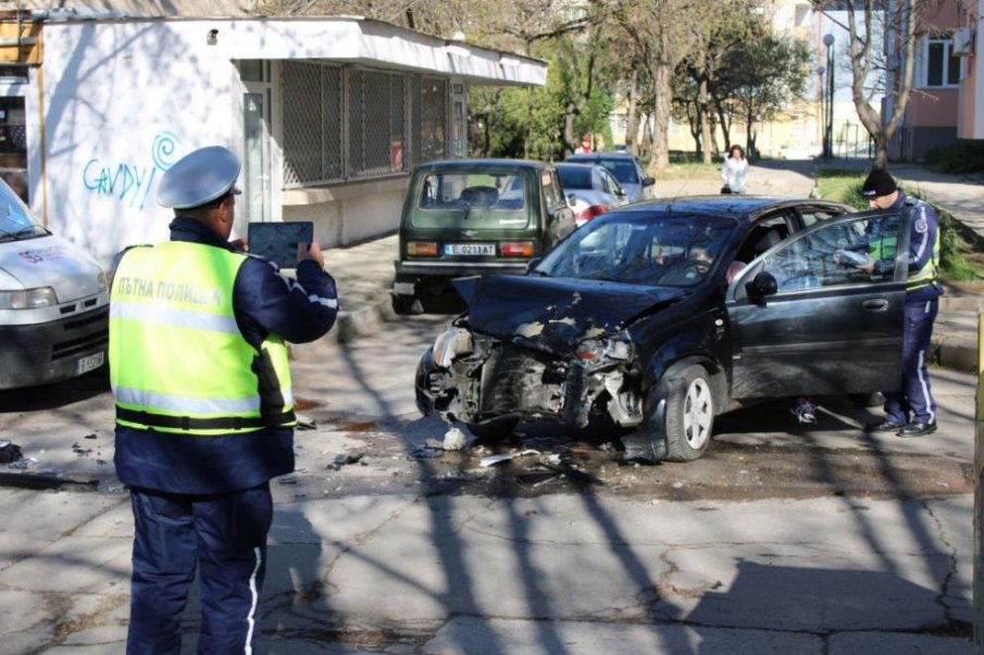 Две коли се удариха на кръстовище в Благоевград