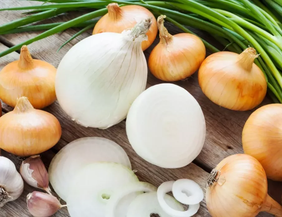Защо е толкова полезно да хапваме лук преди лягане?