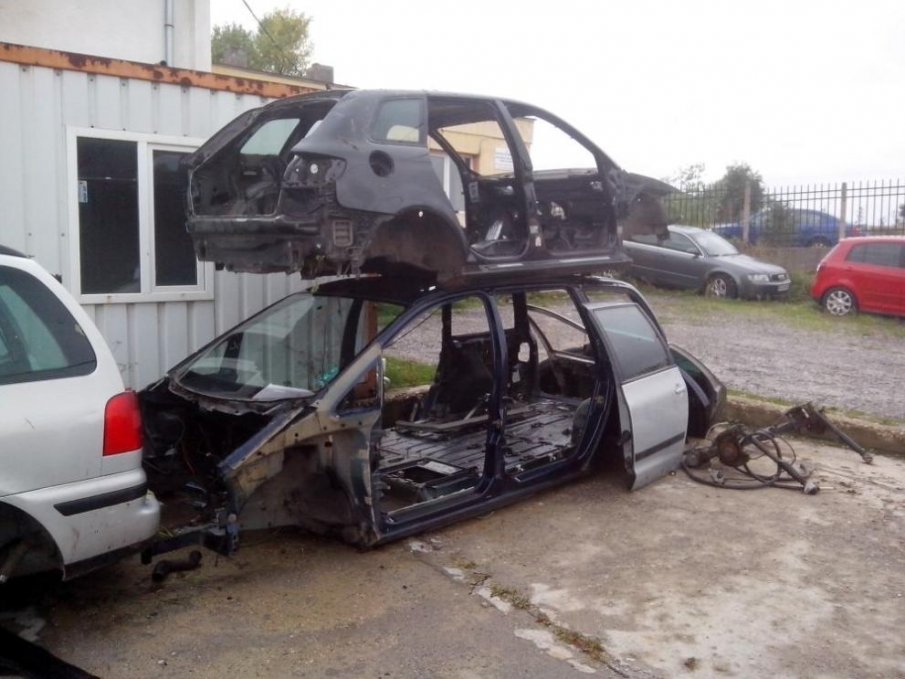 Иззеха части от коли със заличени номера от склад в Перник