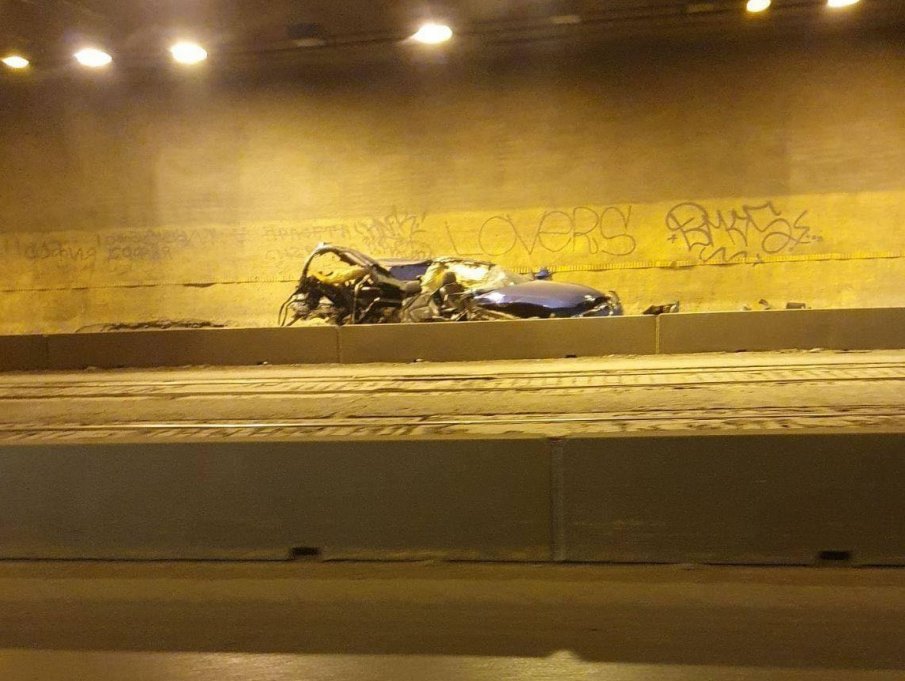 ПЪРВО В ПИК! Страшно автомеле в тунела на Люлин (СНИМКИ)