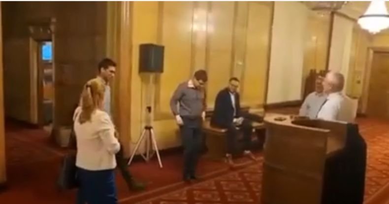 ИЗЛАГАЦИЯ В ПАРЛАМЕНТА: Депутатите на Киро и Асен правят физарядка в кулоарите (ВИДЕО) ИЗЛАГАЦИЯ В ПАРЛАМЕНТА: Депутатите на Киро и Асен правят физарядка в кулоарите (ВИДЕО)