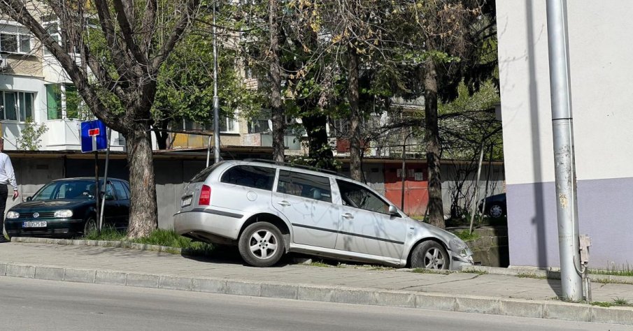 Пияна заби кола в блок във Велико Търново