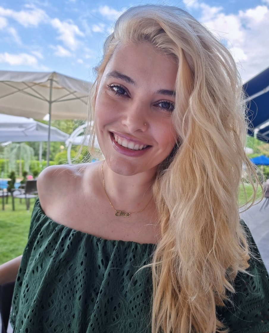 Ева Веселинова кръщава близнаците на рождения им ден