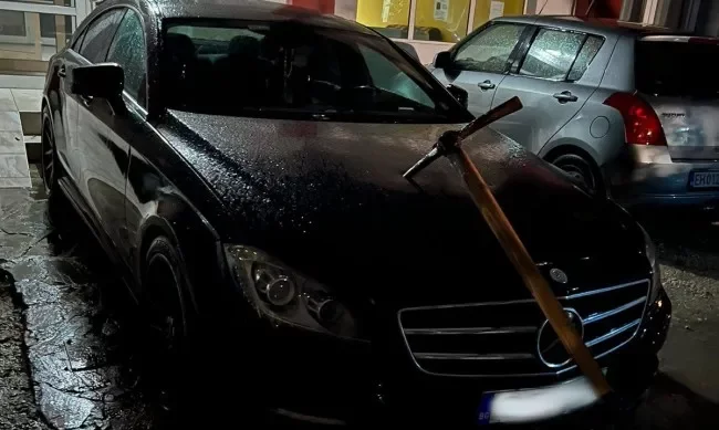 Забиха кирка в колата на общинар от Възраждане