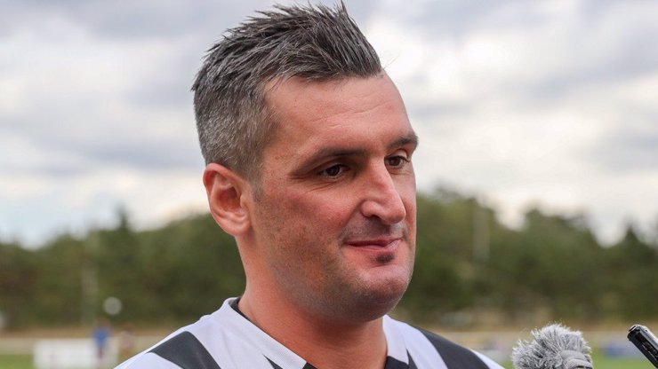 Фенове на Барса пребиха бивш чешки национал пред жена му, после полицията го заключи в килия с изпражнения (ВИДЕО)