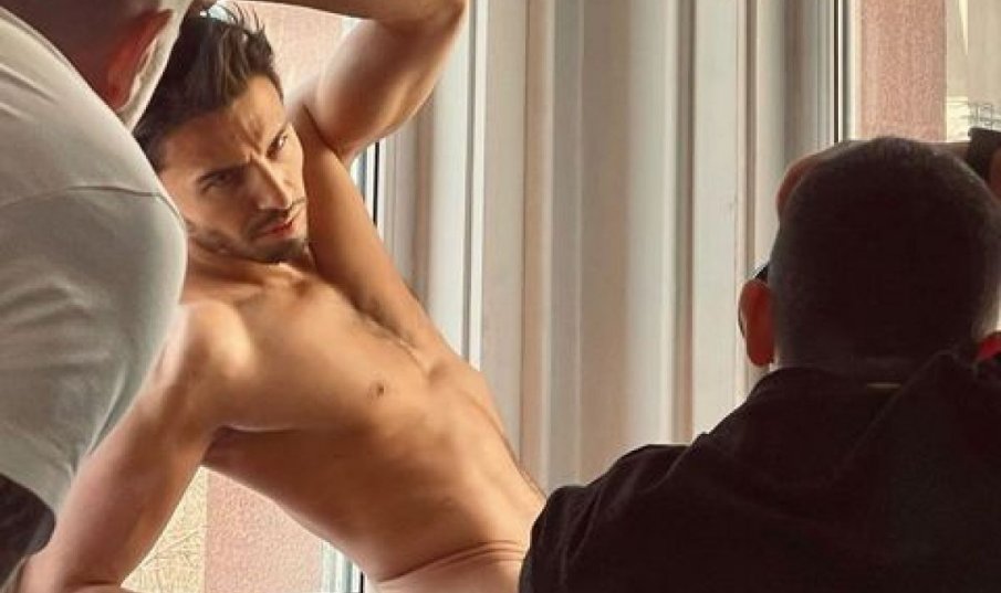 Наш певец лъсна лъсна чисто гол (СНИМКА 18+)