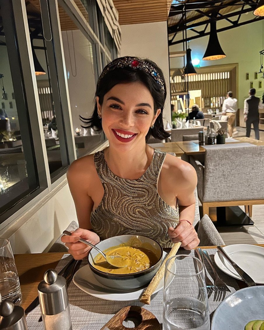 Мегз смени професията в Дубай (СНИМКИ)