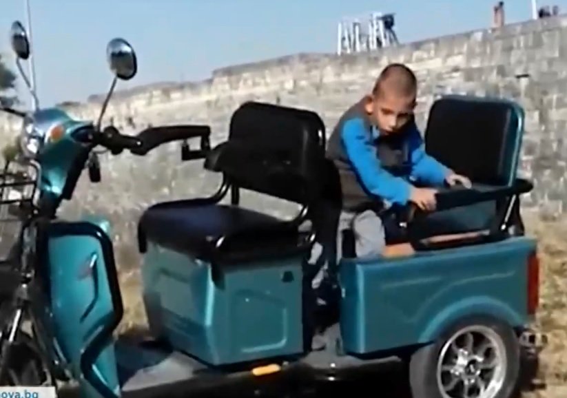 Откриха открадната триколка на дете с увреждания