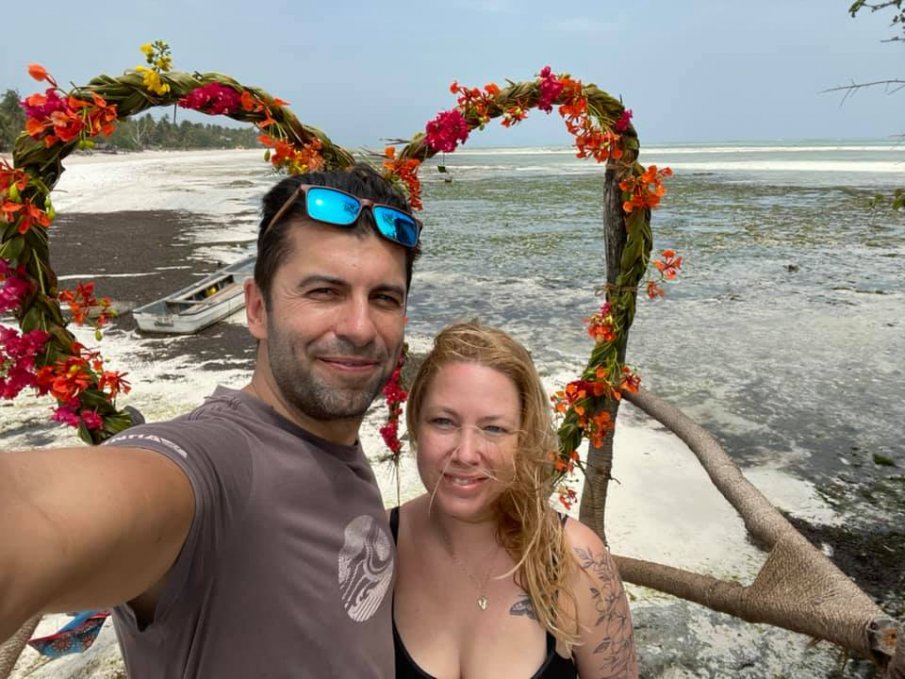 Киро и Линда на разходка на частния плаж Корал - премиершата пусна СНИМКИ на блатно кокиче