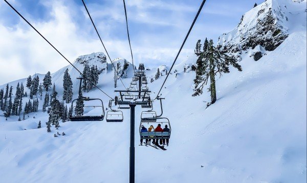 Авария блокира десетки туристи на лифт в Румъния