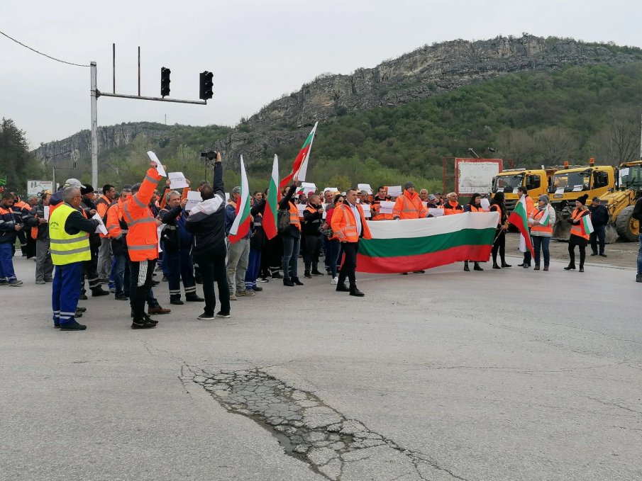 Служители на „Пътни строежи“ с блокада във Велико Търново (СНИМКИ)