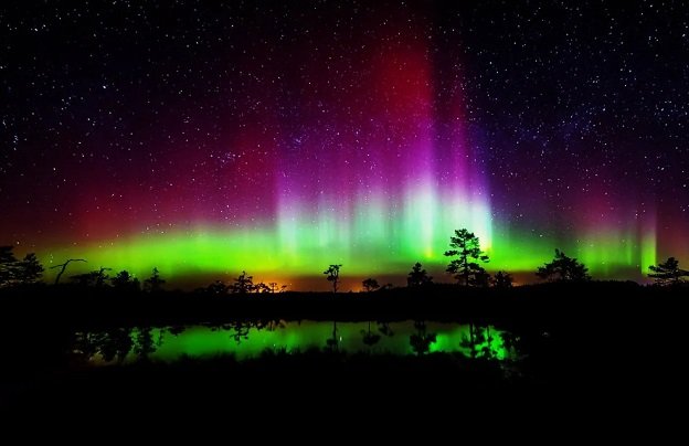 ЗАГАДКА: Намериха описание на небесна петцветна светлина в древен ръкопис