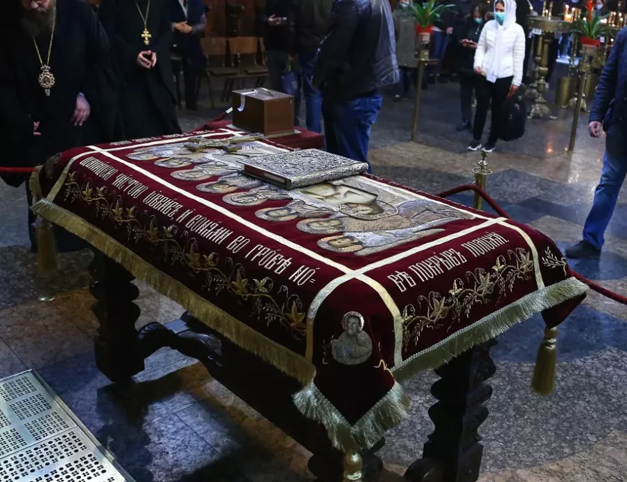РИТУАЛ: Защо се минава под масата на Разпети петък?