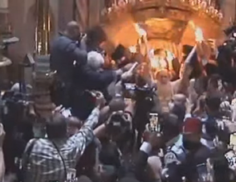 ИЗВЪНРЕДНО В ПИК: Чудото се случи - Благодатният огън да снизходи в Йерусалим и тази година (ВИДЕО/ОБНОВЕНА)