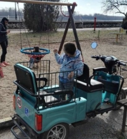 ЖЕСТОКОСТ: Откраднаха електрическата триколка на болно дете от Видин