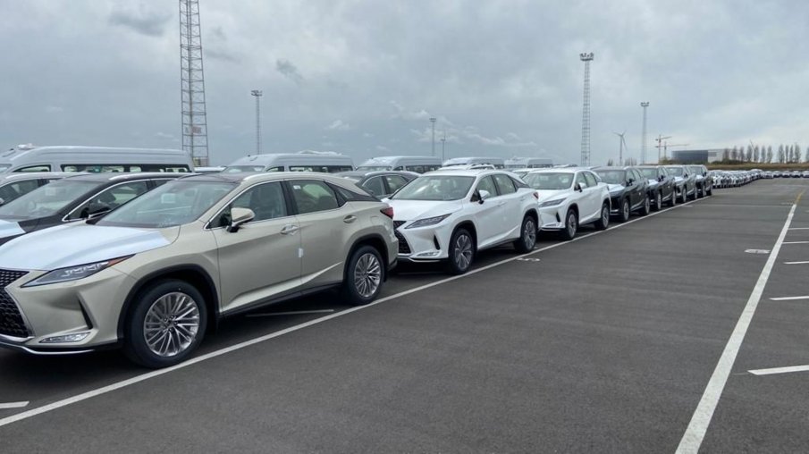 Хиляди луксозни коли за Русия блокирани в Белгия