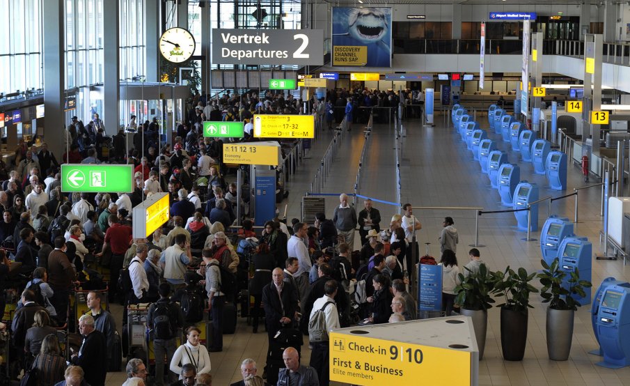 Десетки забавени или отменени полети в Амстердам заради стачка на служители в летище