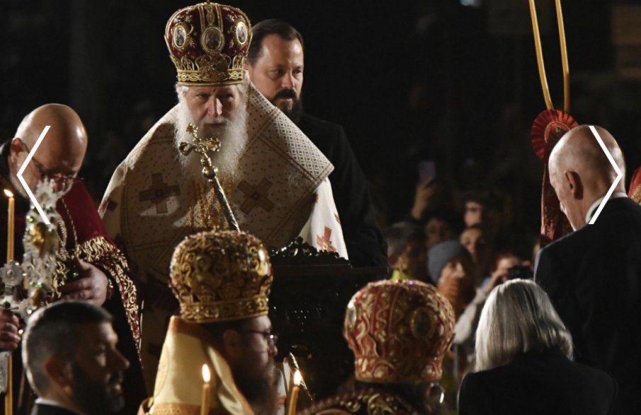 Патриарх Неофит възвести Христовото Възкресение (СНИМКИ)