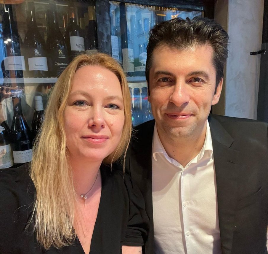 САМО В ПИК И РЕТРО: Кирил Петков празнува бронзова сватба в 5-звезден хотел (СНИМКИ)