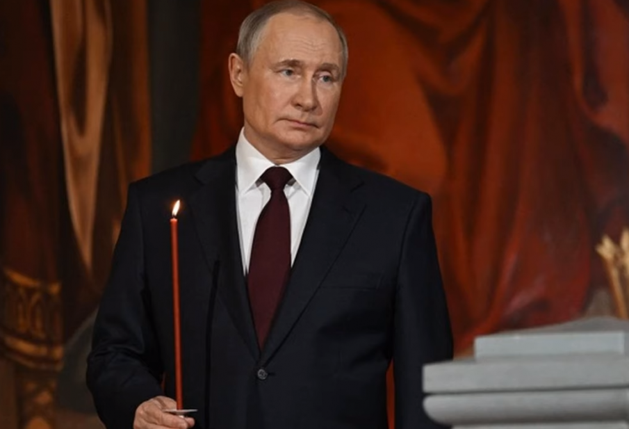 Путин присъства на среднощната Великденска литургия в Москва (ВИДЕО)
