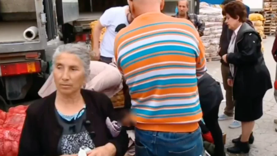 ШОКИРАЩО: Жена почина на брифинга на Корнелия Нинова? (СНИМКИ)