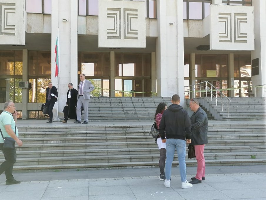 ИЗВЪНРЕДНО: Сигнал за бомба в Съдебната палата в Бургас (СНИМКИ)