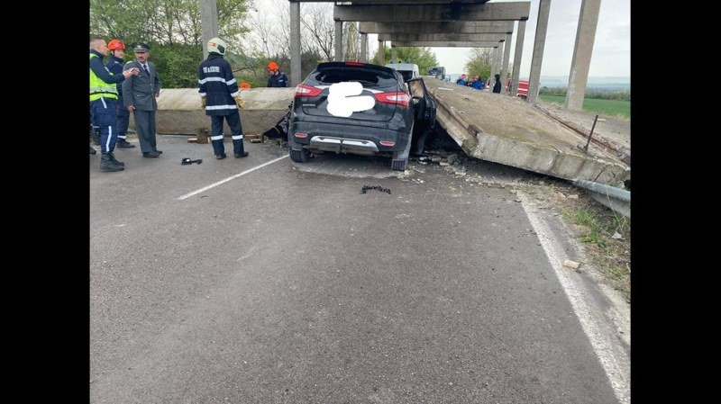Мост се срути върху кола край Девня, има ранени